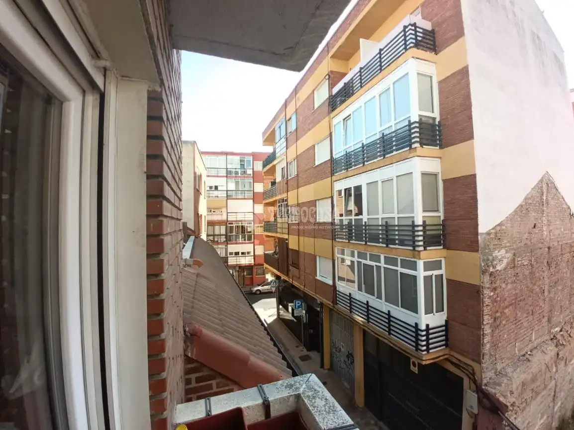 Vista exterior de Pis en venda en Valladolid amb Calefacció, Moblat i Balcó
