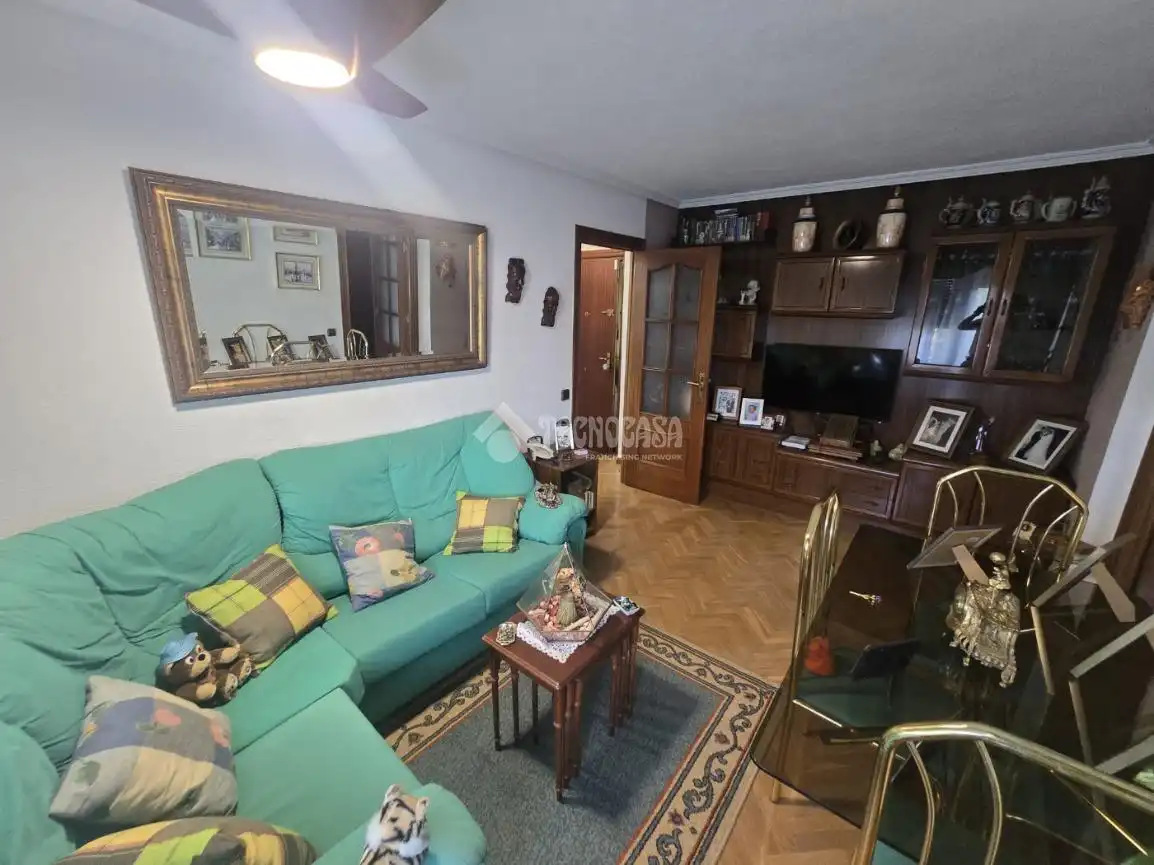 Sala de estar de Piso en venta en Madrid con Calefacción, Parquet y Piscina comunitaria