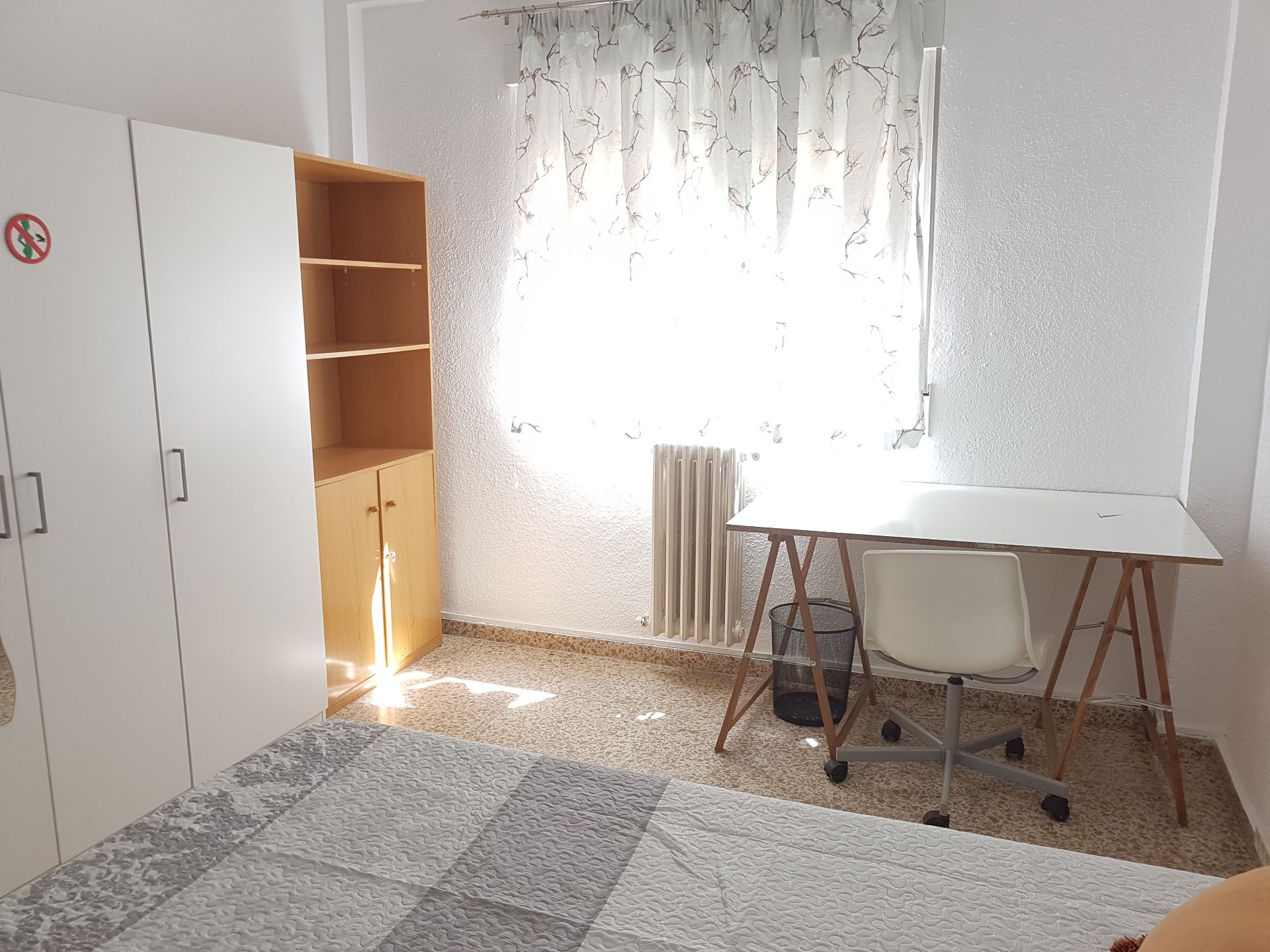 Habitación de Piso para compartir en  Granada Capital con Calefacción, Amueblado y Horno