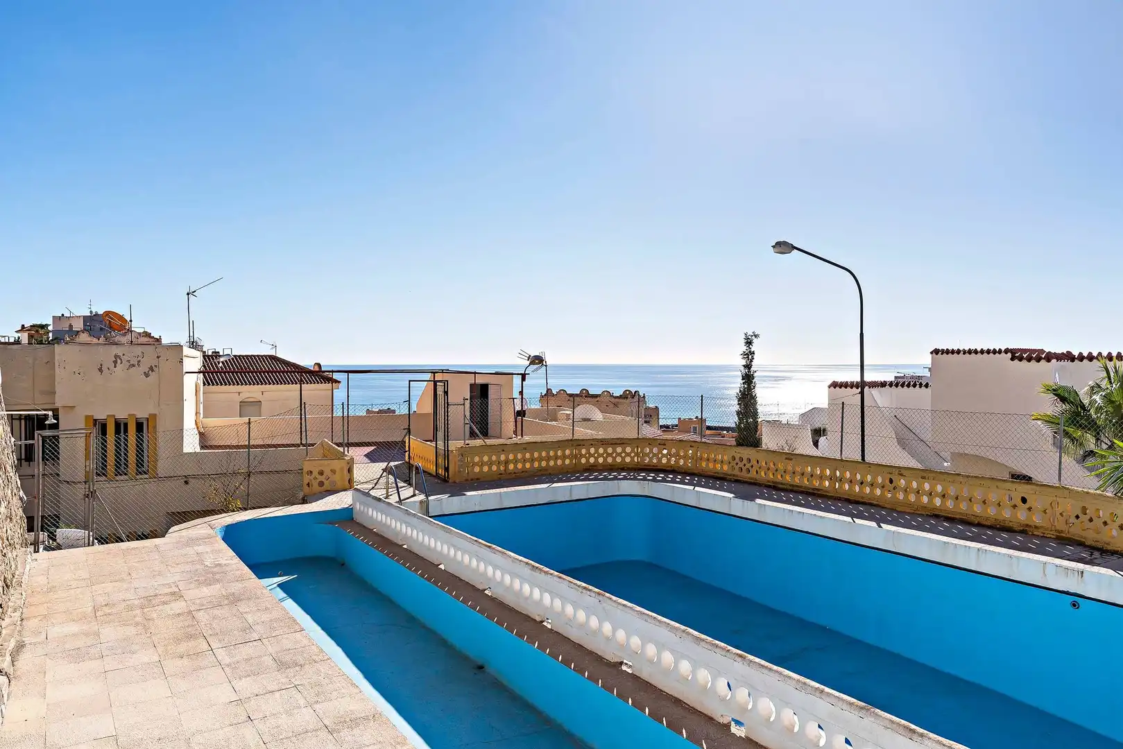 Piscina de Casa adosada en venda en Roquetas de Mar amb Jardí privat, Terrassa i Traster