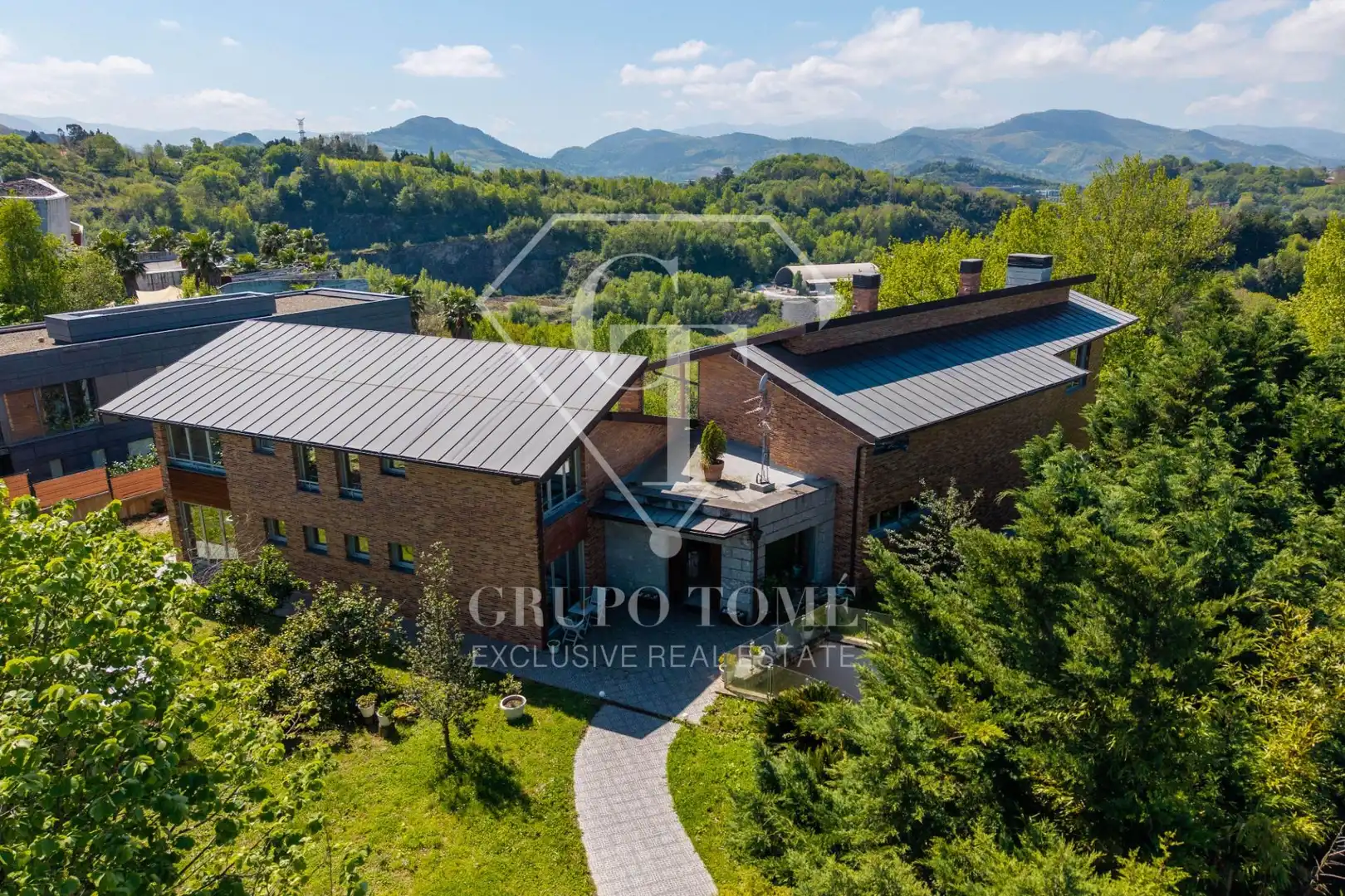 Außenansicht von Einfamilien-Reihenhaus zum Verkauf in Donostia - San Sebastián  mit Heizung, Privatgarten und Terrasse