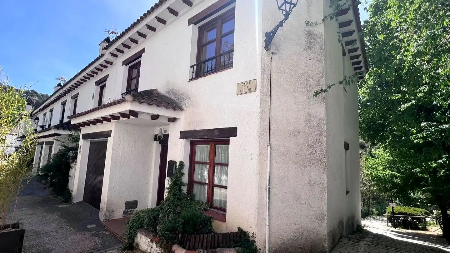 Vista exterior de Casa adosada en venda en Olmeda de las Fuentes amb Calefacció i Jardí privat