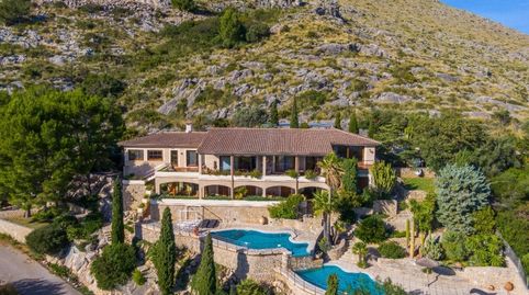 Exclusivo chalet unifamiliar con vistas panorámicas al mar y a la bahía de Puerto de Pollensa.