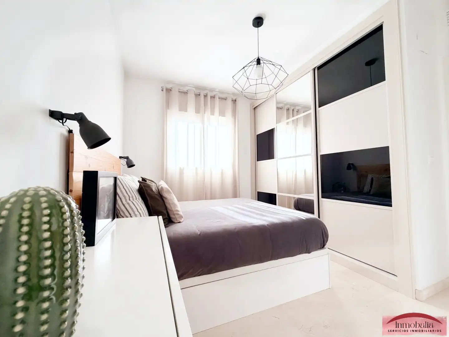 Habitación de Piso en venta en Sevilla con Aire acondicionado, Terraza y Trastero