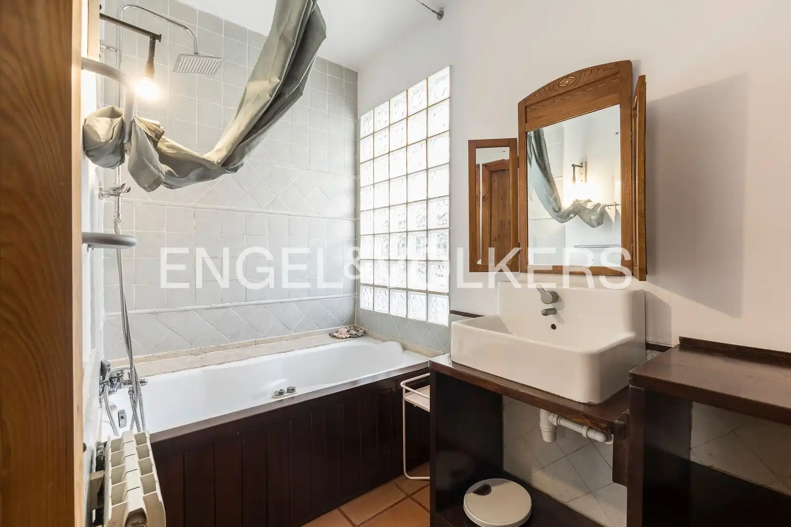 Bathroom of Houses for sale in Barcelona  with Heating, Terrace and Storage room