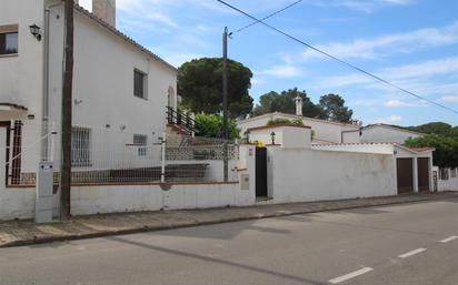 Vista exterior de Casa o xalet en venda en L'Escala amb Terrassa, Piscina i Balcó