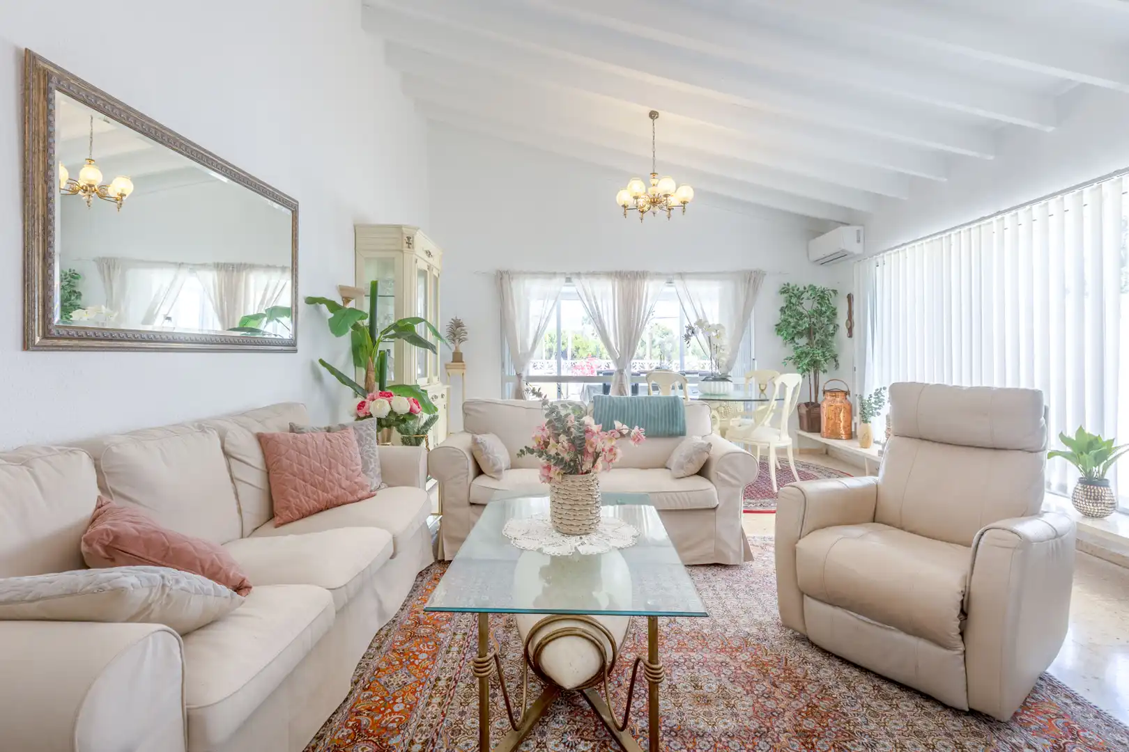 Sala d'estar de Casa o xalet en venda en La Nucia amb Aire condicionat, Jardí privat i Terrassa