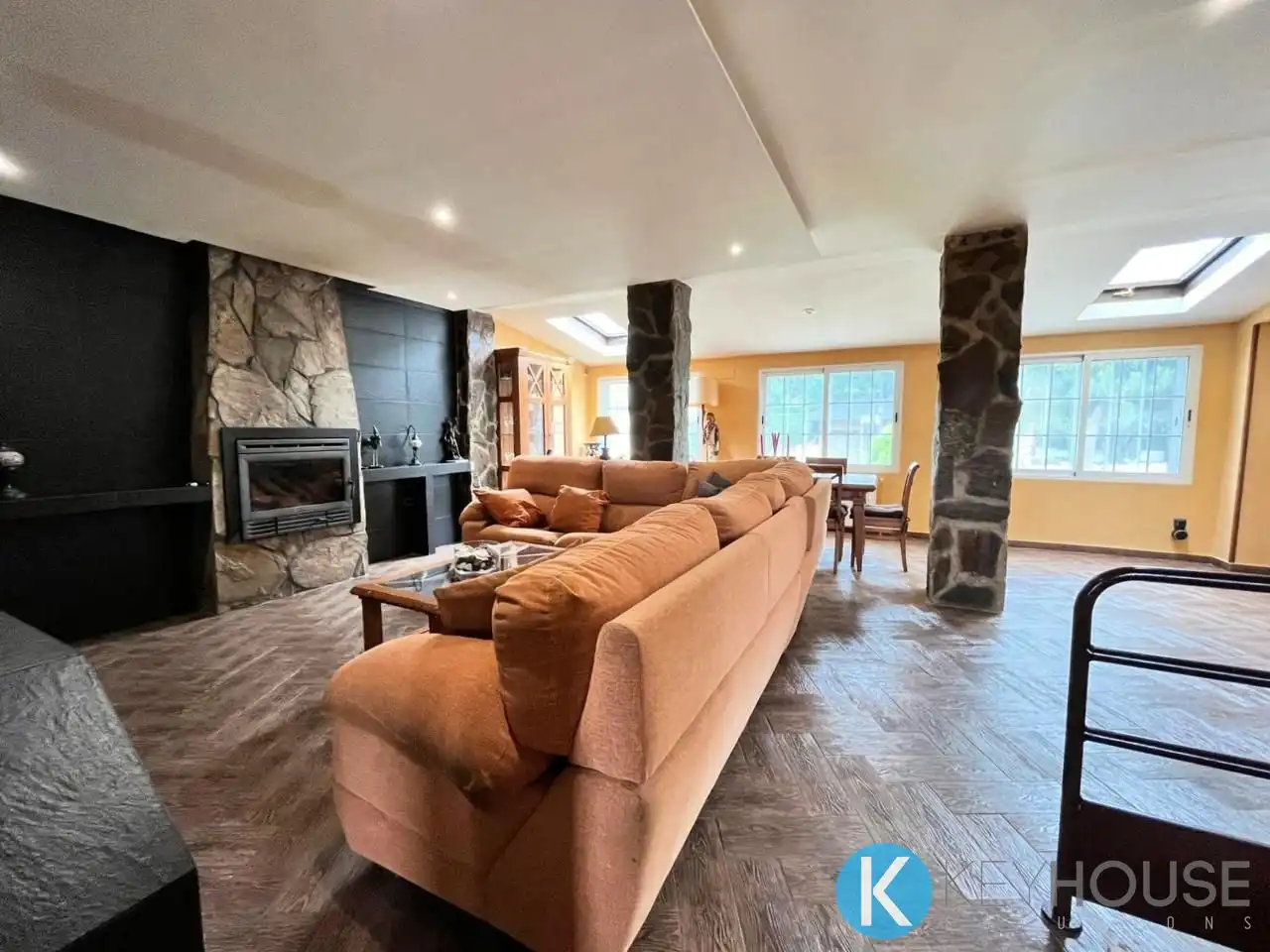 Sala de estar de Casa o chalet en venta en Villar del Olmo con Aire acondicionado, Jardín privado y Piscina