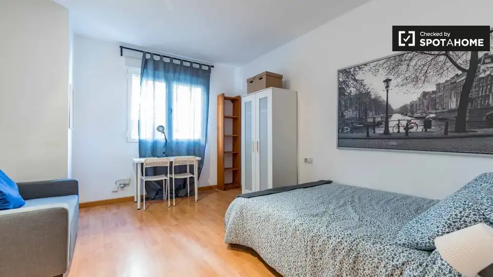 Habitación de Piso de alquiler en Valencia con Aire acondicionado, Calefacción y Amueblado