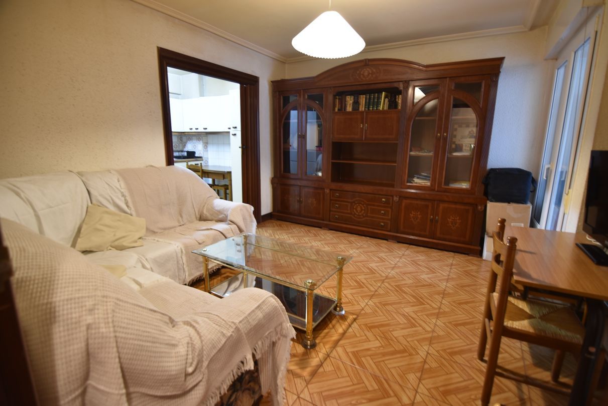 Sala d'estar de Pis en venda en Eibar amb Terrassa, Moblat i Balcó