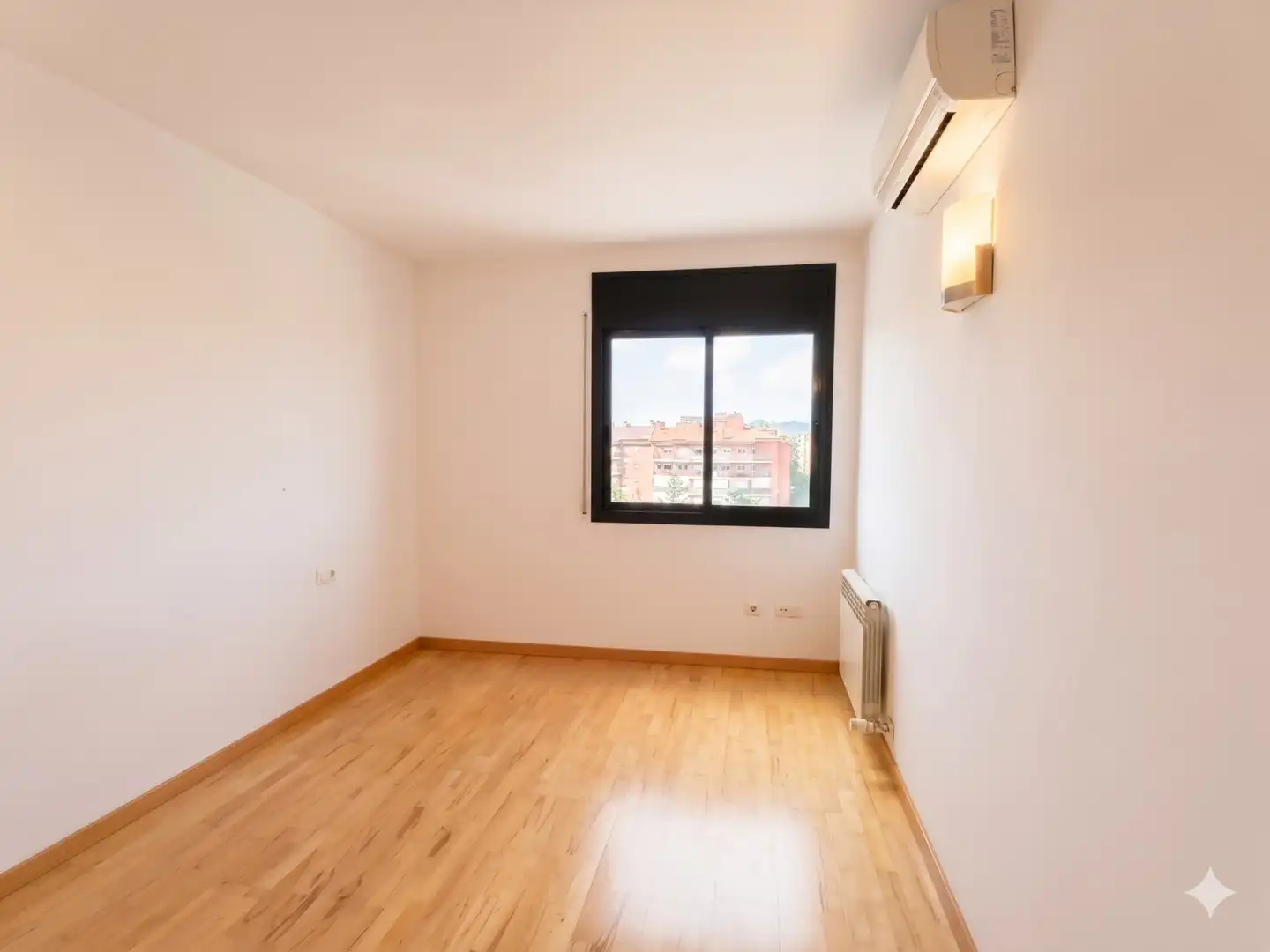 Schlafzimmer von Wohnung zum Verkauf in Girona mit Klimaanlage, Heizung und Balkon