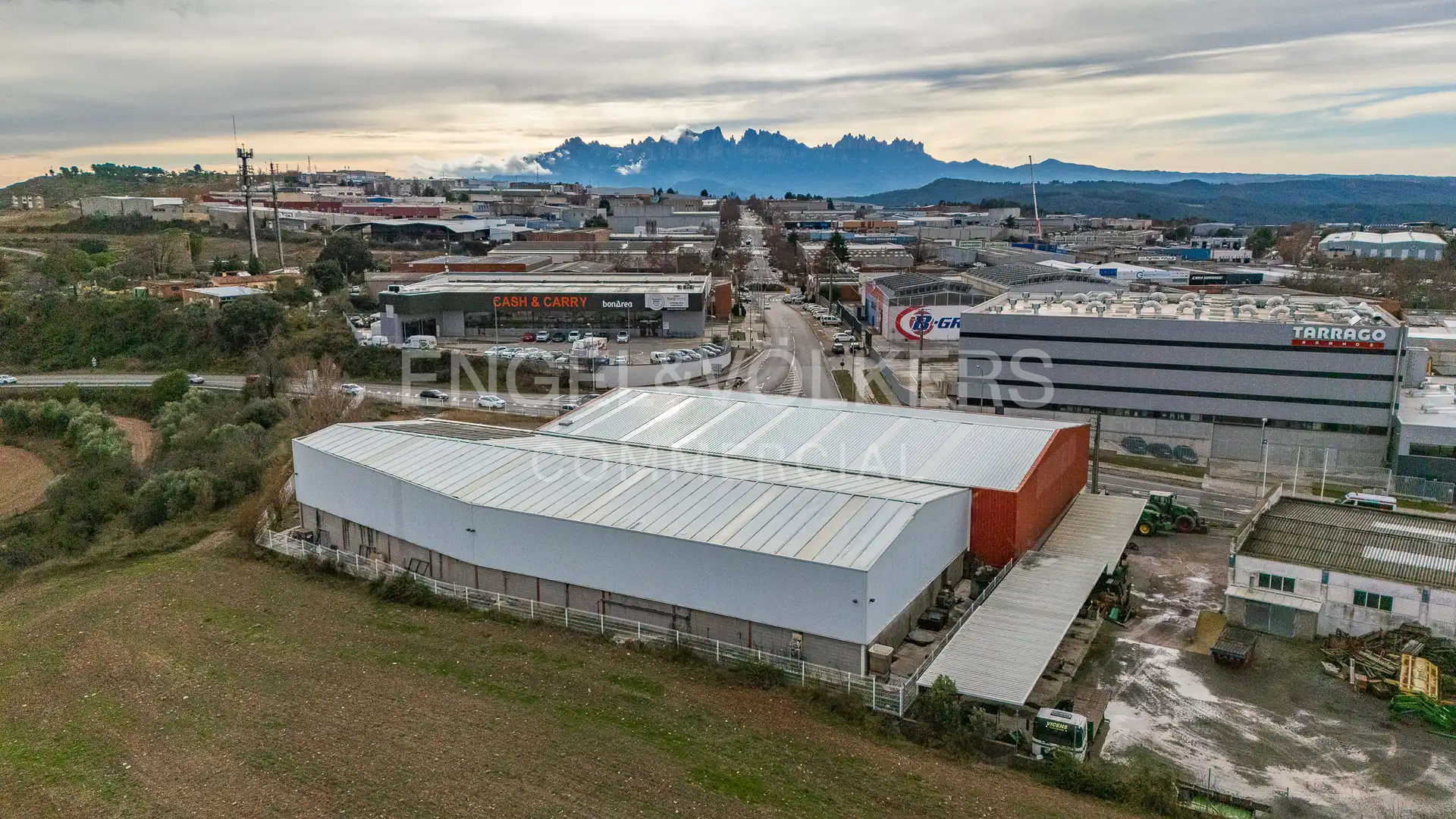 Vista exterior de Nau industrial en venda en Manresa