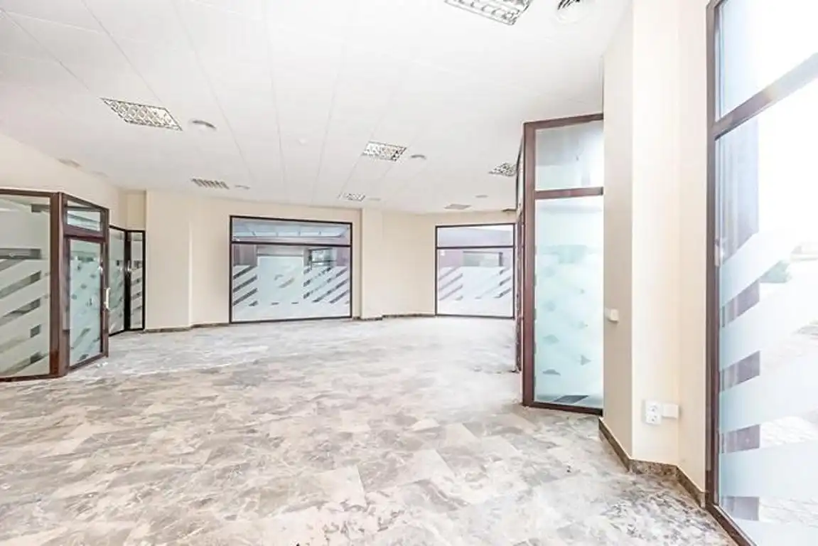 Local comercial en venta en Avenida de Benacazón 3, imagen 3