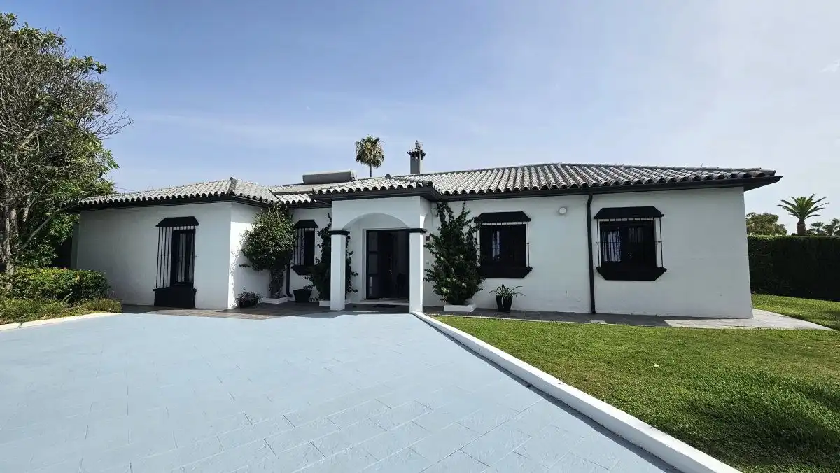 Vista exterior de Casa o chalet en venta en Sotogrande con Aire acondicionado, Jardín privado y Terraza