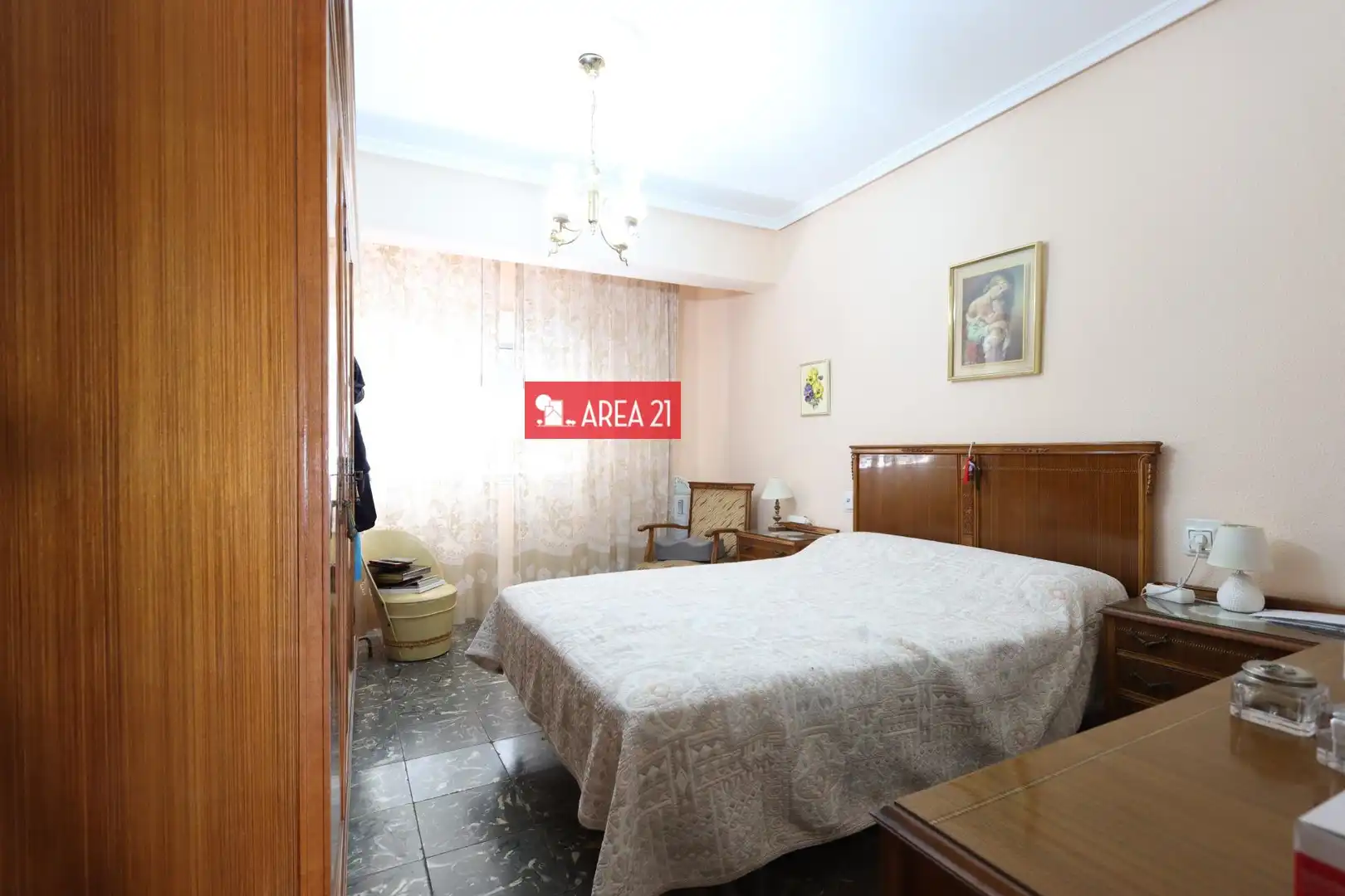 Habitación de Piso en venta en La Pobla de Vallbona con Balcón