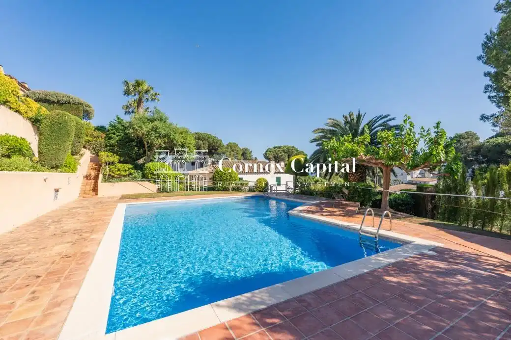 Piscina de Casa adosada en venda en Palafrugell amb Aire condicionat, Calefacció i Jardí privat