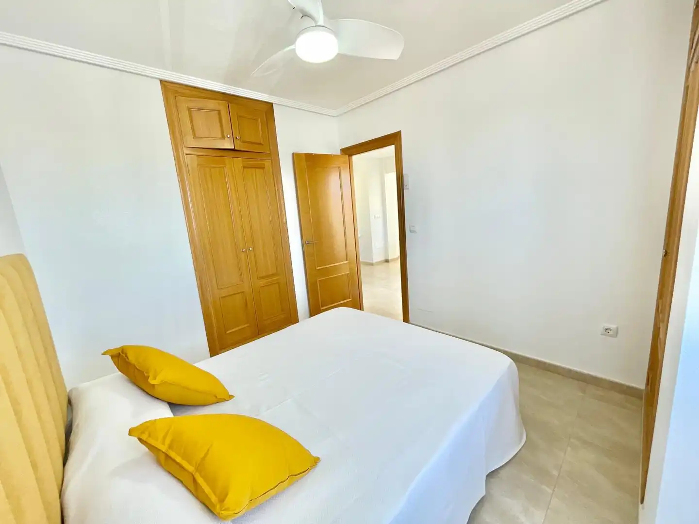 Dormitori de Apartament de lloguer en Los Alcázares amb Aire condicionat, Terrassa i Traster