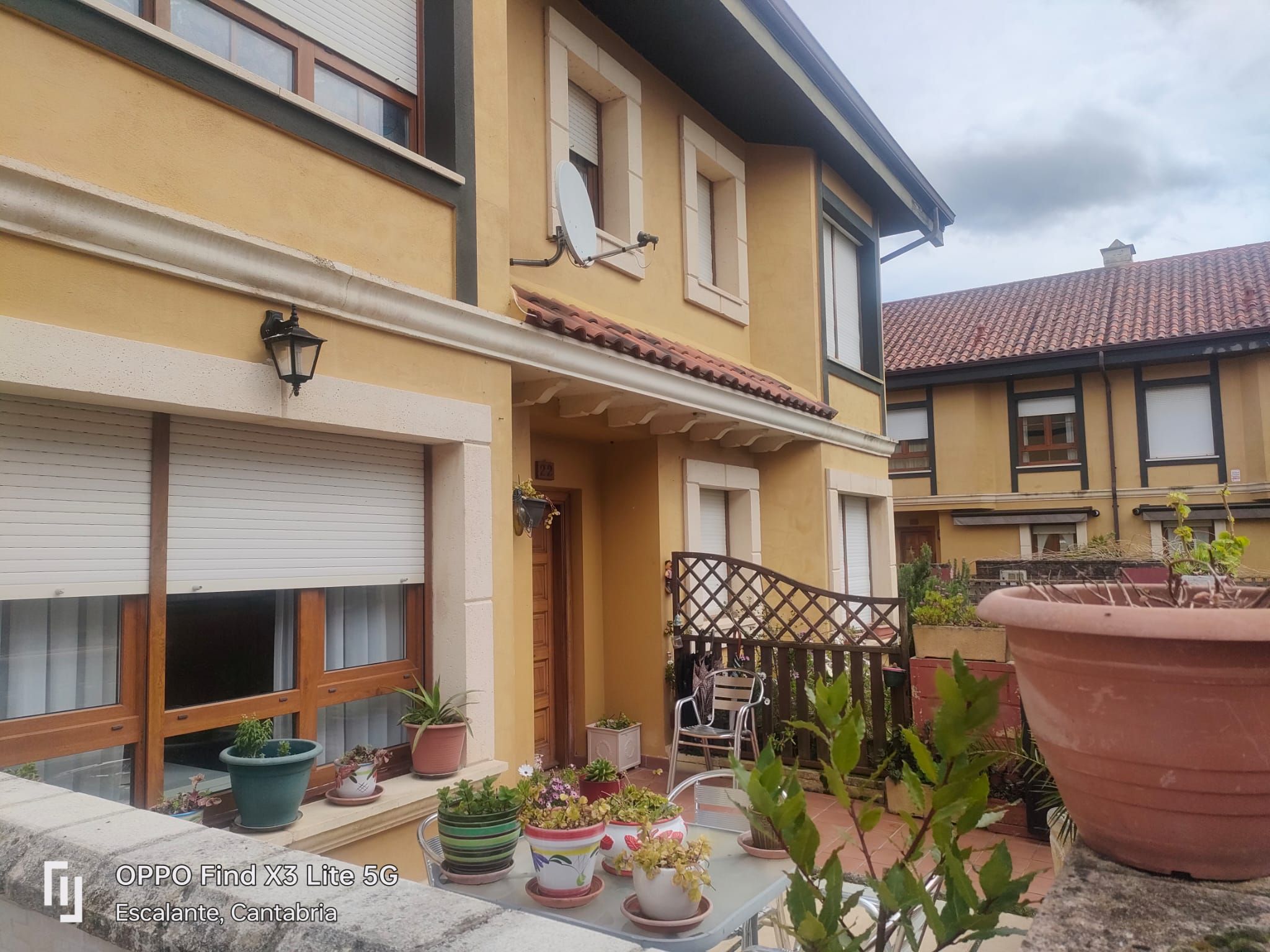 Vista exterior de Casa o xalet en venda en Escalante amb Calefacció, Terrassa i Moblat