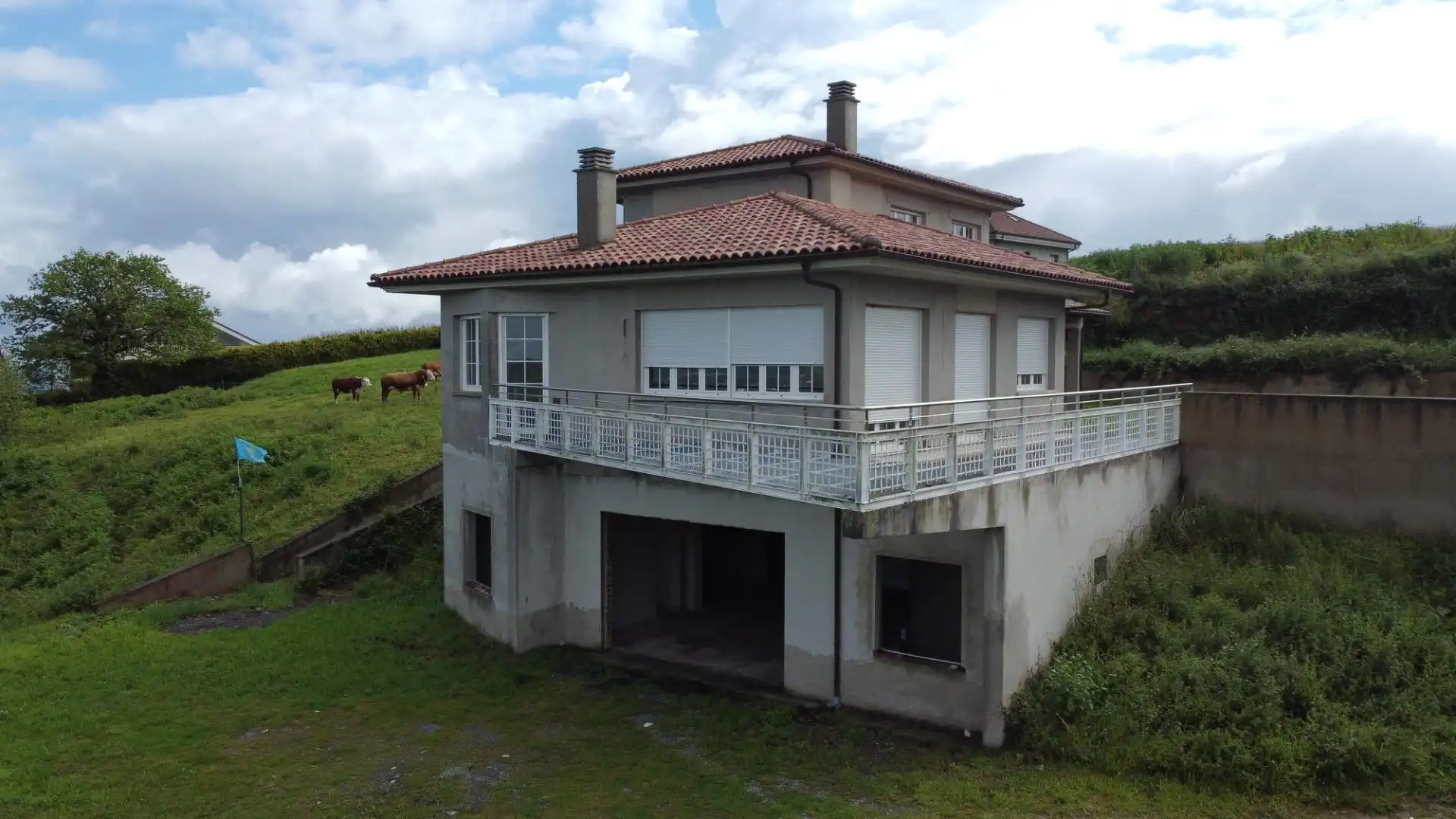 Vista exterior de Casa o xalet en venda en Oviedo  amb Jardí privat, Terrassa i Balcó