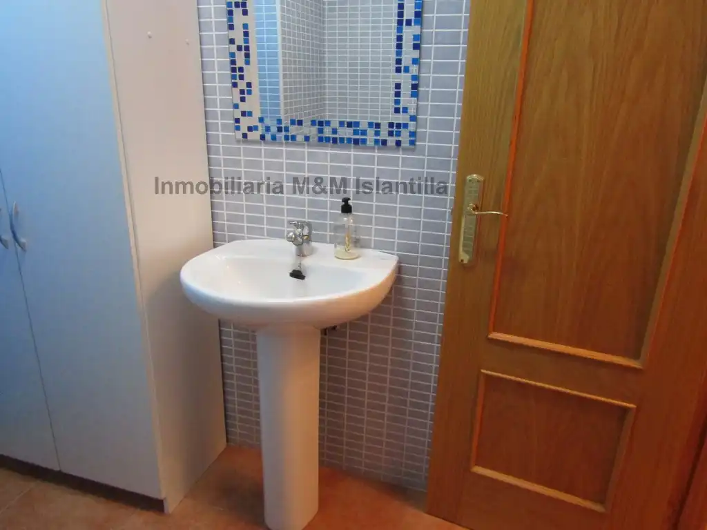 Baño de Piso en venta en Isla Cristina con Aire acondicionado, Terraza y Amueblado