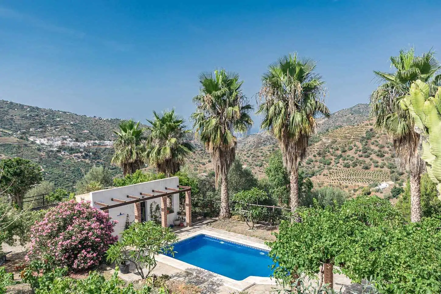 Casa amb piscina en venda a Sayalonga, imagen 2