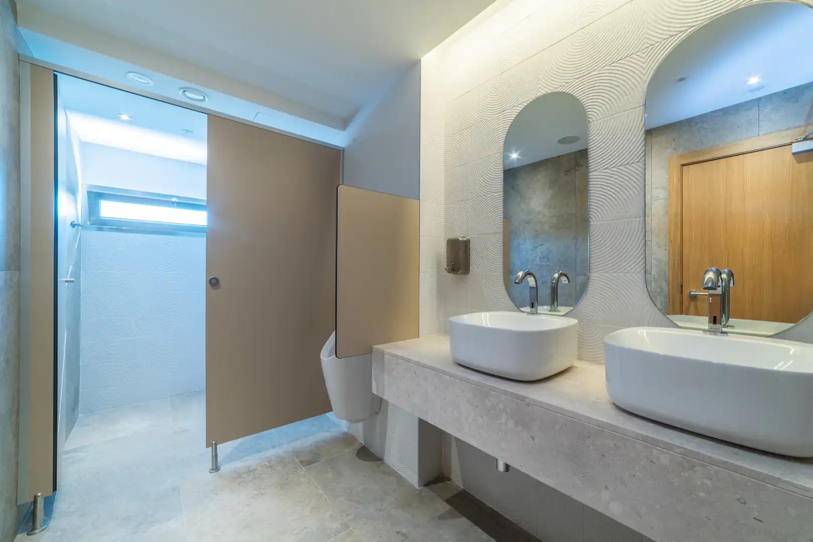 Bathroom of Office for rent in Madrid  with Air Conditioner, Internet and Alarm