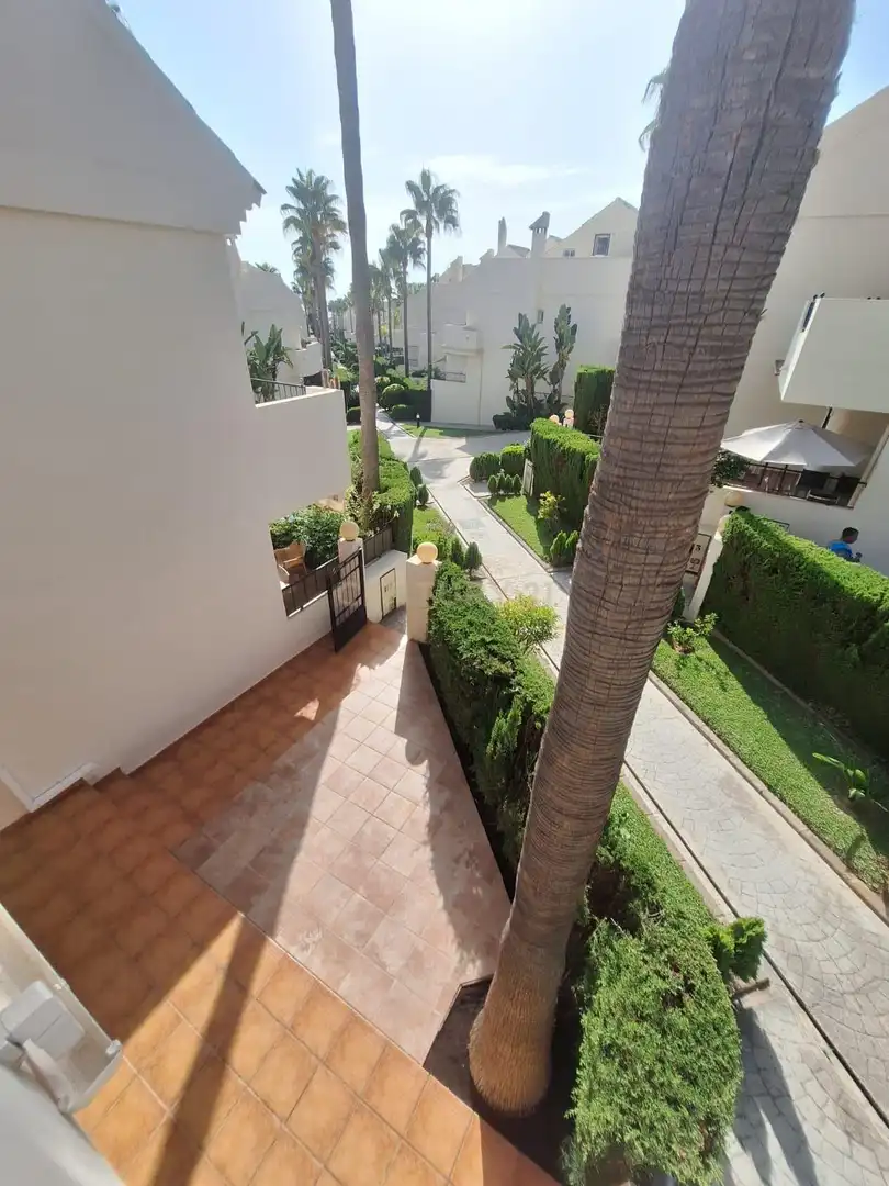 Vista exterior de Casa adosada de alquiler en Marbella con Aire acondicionado, Trastero y Piscina