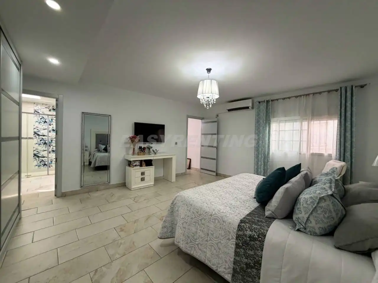 Dormitori de Casa o xalet en venda en La Línea de la Concepción amb Aire condicionat, Terrassa i Moblat