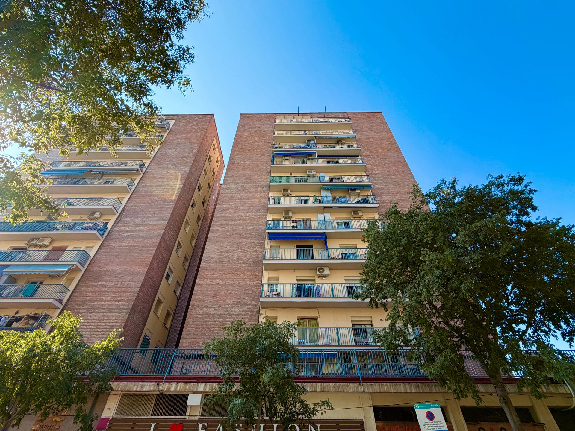 Vista exterior de Pis en venda en L'Hospitalet de Llobregat amb Aire condicionat, Calefacció i Forn