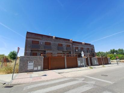 Vista exterior de Casa o xalet en venda en Daganzo de Arriba amb Aire condicionat, Calefacció i Jardí privat