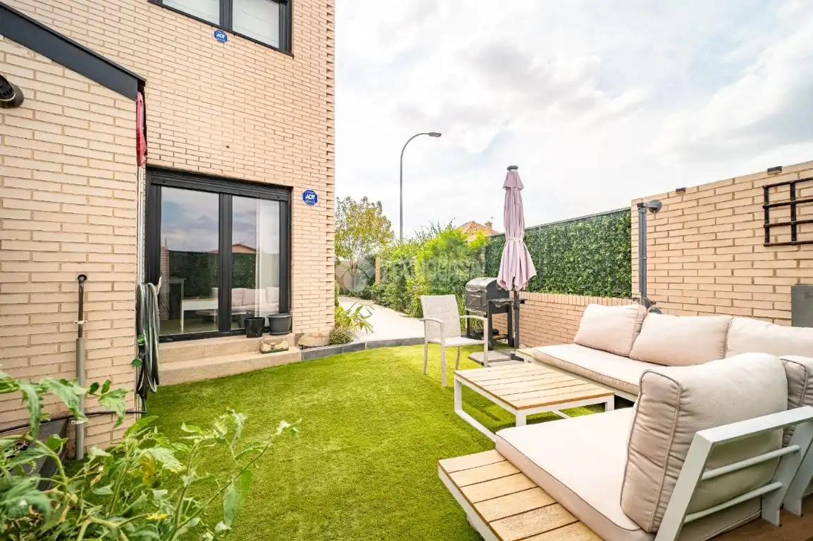 Terraza de Casa adosada en venta en Mejorada del Campo con Alarma y Piscina comunitaria