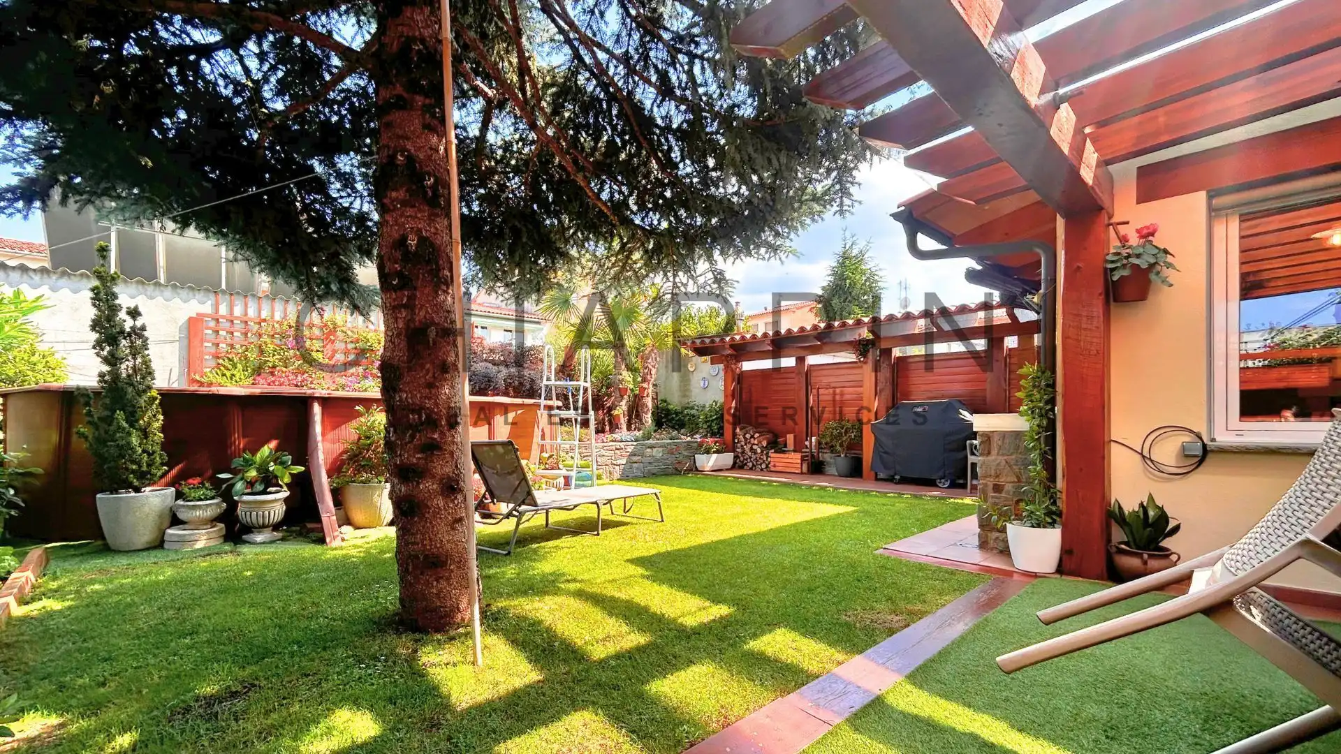 Garten von Einfamilien-Reihenhaus zum Verkauf in Manlleu mit Heizung und Abstellraum