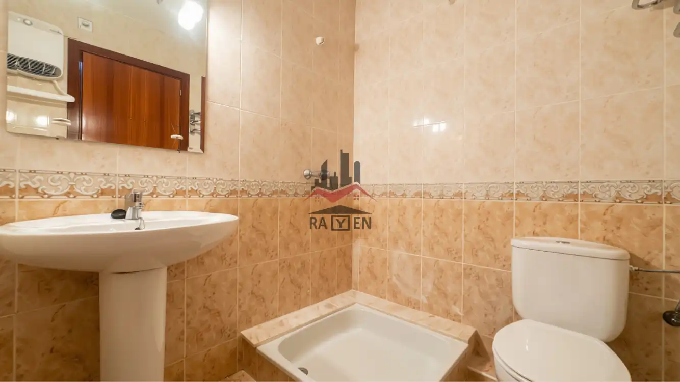 Baño de Casa adosada en venta en Figueres con Calefacción