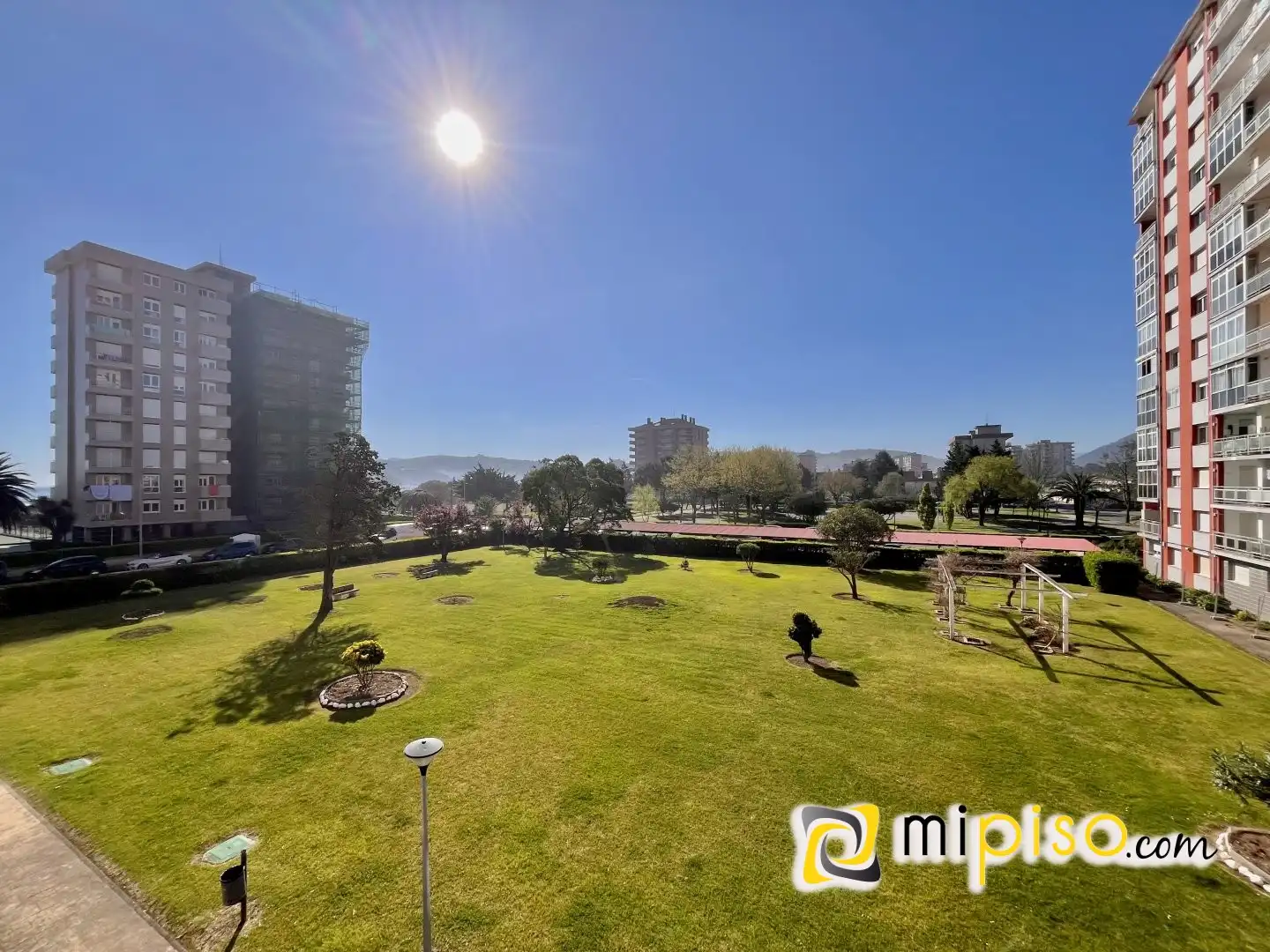 Jardí de Pis en venda en Laredo amb Calefacció i Moblat