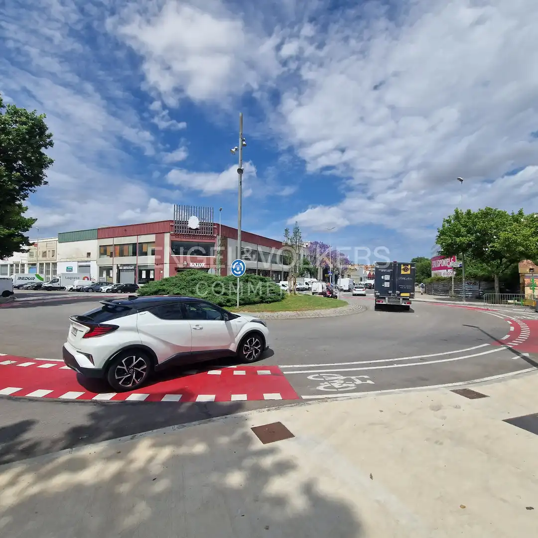 Parkplatz von Fabrikhallen zur Miete in Cornellà de Llobregat