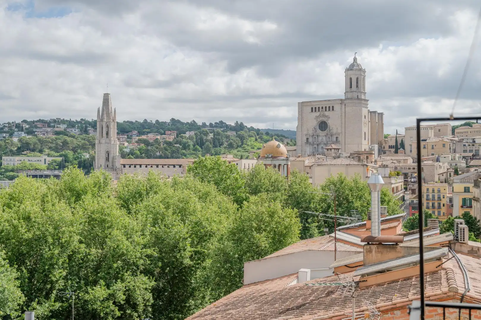 Vista exterior de Apartament de lloguer en Girona amb Calefacció, Parquet i Terrassa