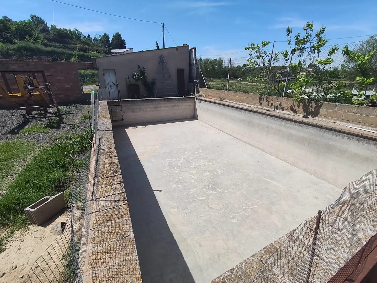 Schwimmbecken von Fabrikhallen zum Verkauf in Les Borges Blanques mit Alarm