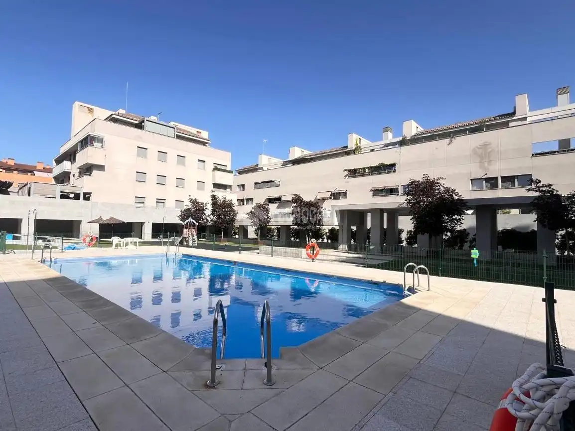 Piscina de Piso en venta en Navalcarnero con Aire acondicionado, Trastero y Piscina comunitaria