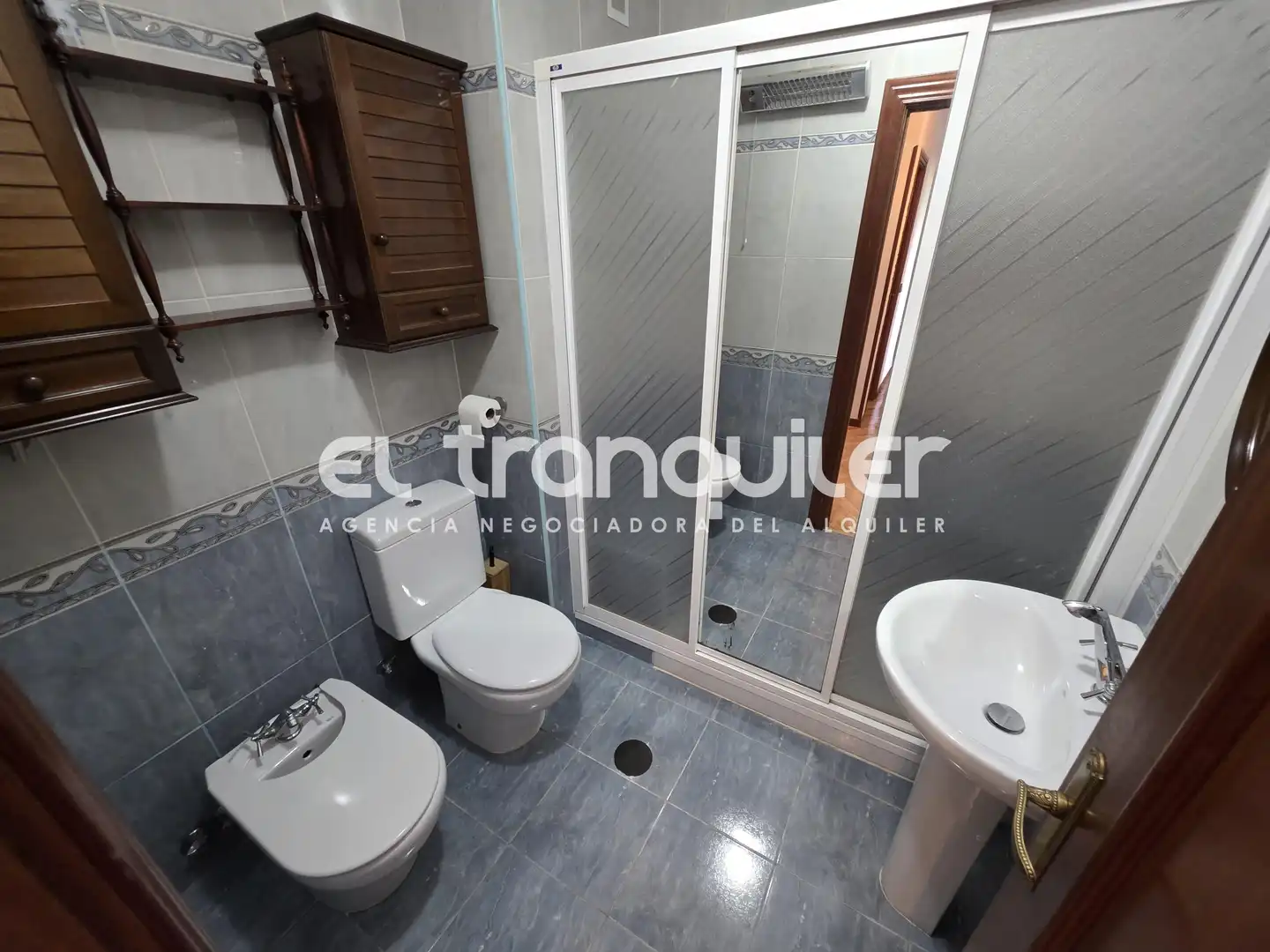 Bathroom of Flat for rent in Madrid  with Parquet flooring, Terrace and Furnished