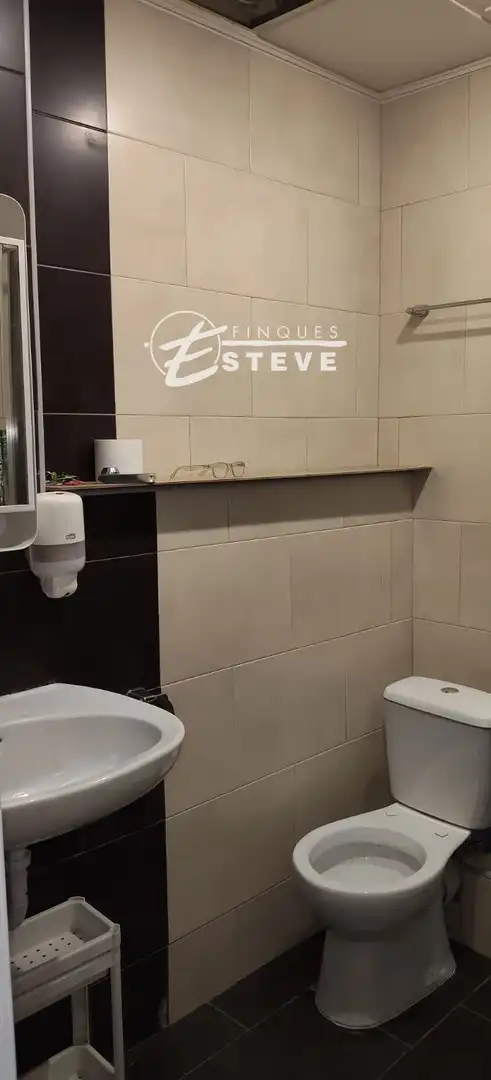Bathroom of Commercial properties for rent in Cunit