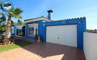 Vista exterior de Casa o xalet en venda en Chiclana de la Frontera amb Piscina