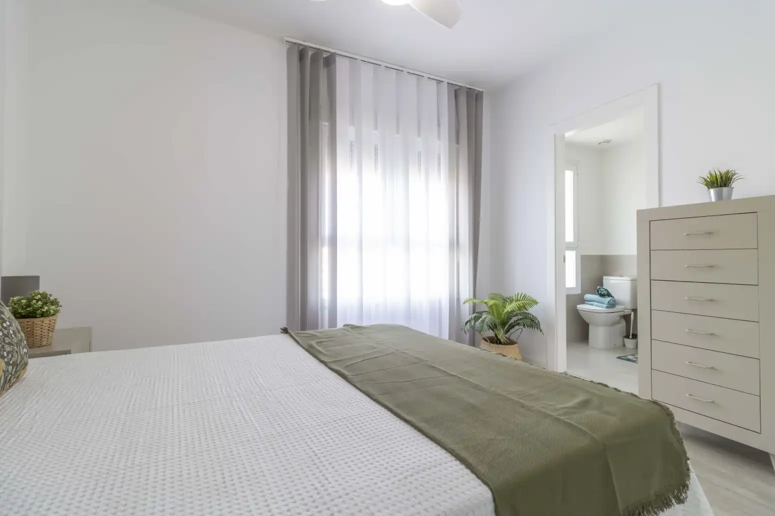 Habitación de Piso en venta en Sevilla con Aire acondicionado, Calefacción y Jardín privado