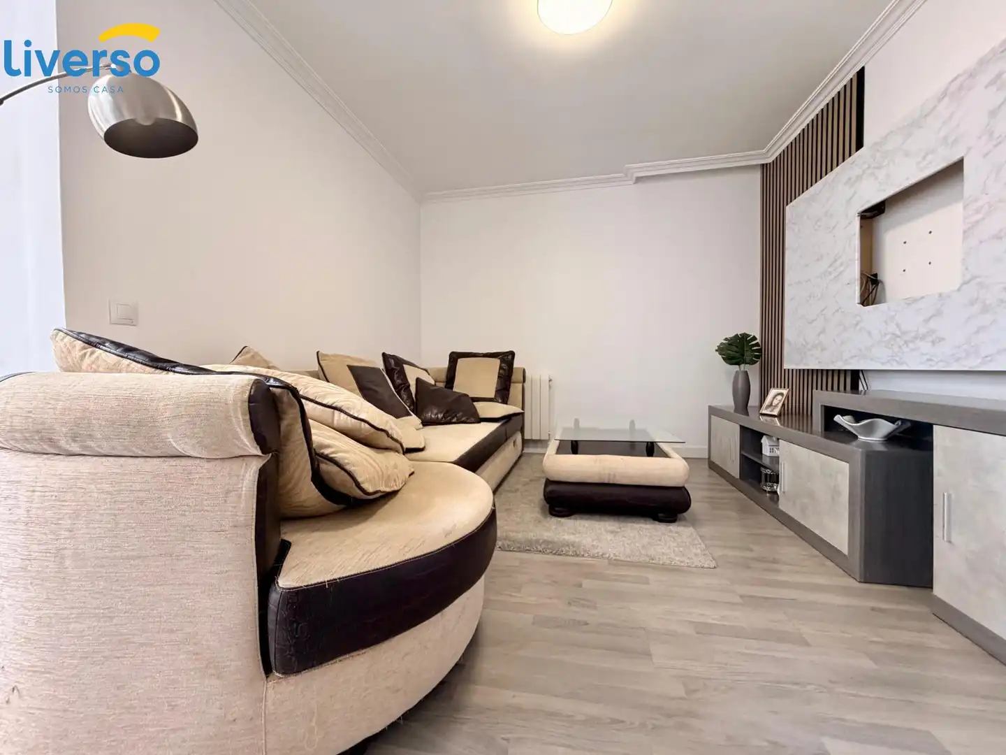 Sala d'estar de Casa adosada en venda en Alfoz de Quintanadueñas amb Calefacció, Terrassa i Traster