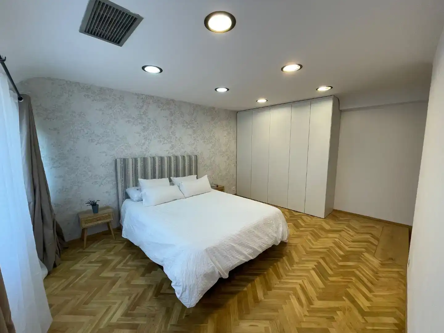 Schlafzimmer von Dachboden zur Miete in  Toledo Capital mit Klimaanlage