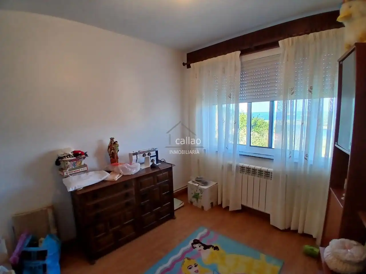 Dormitori de Casa adosada en venda en Ferrol amb Calefacció, Jardí privat i Traster