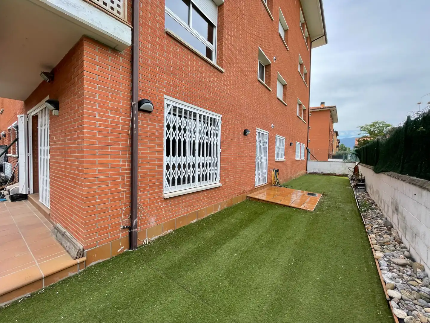 Außenansicht von Wohnung zum Verkauf in La Pobla de Segur mit Heizung, Privatgarten und Terrasse