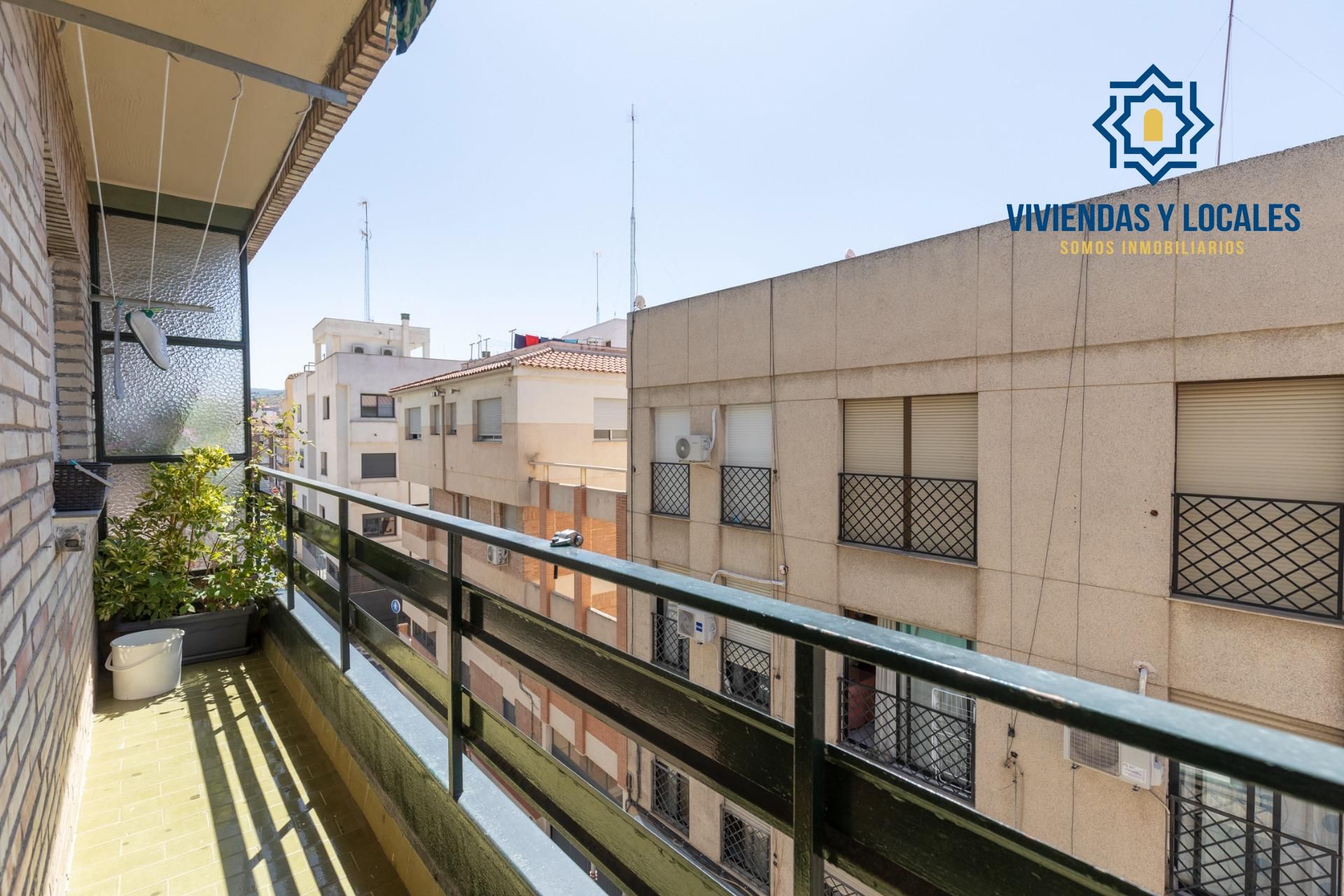 Vista exterior de Pis en venda en  Granada Capital amb Calefacció