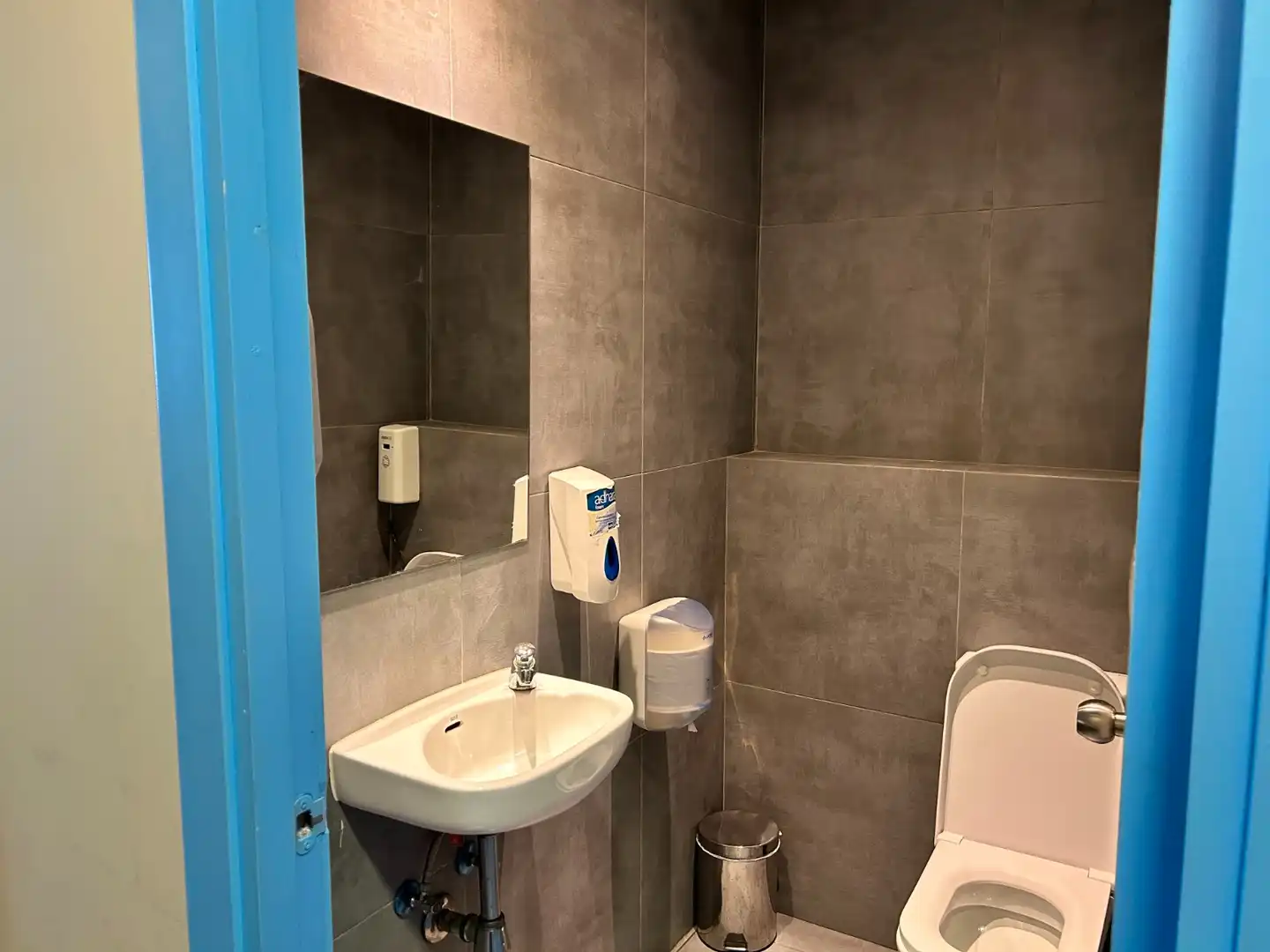 Baño de Local en traspaso en Sant Joan Despí con Aire acondicionado, Calefacción y Terraza