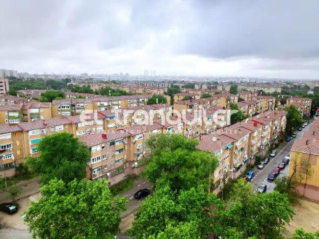 Vista exterior de Pis en venda en Madrid amb Aire condicionat