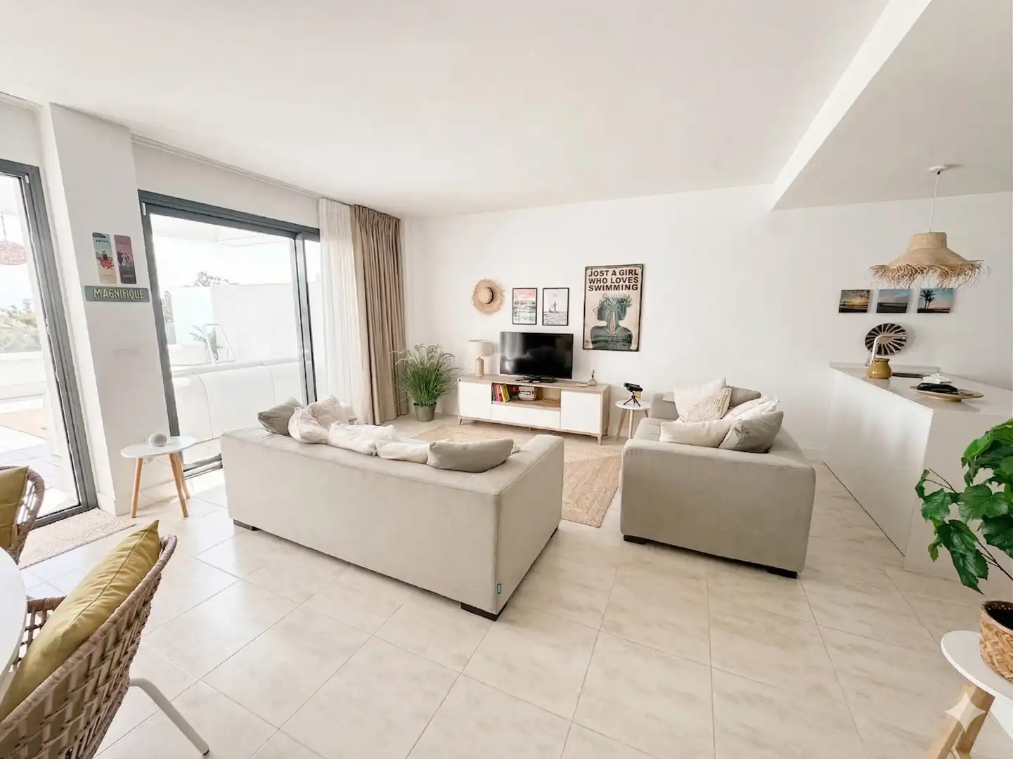Wohnzimmer von Dachboden zum Verkauf in Manilva mit Klimaanlage, Heizung und Terrasse